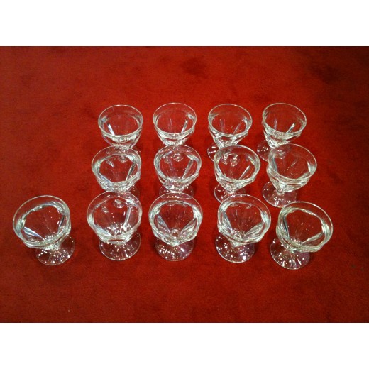 Service de douze verres à pied " Baccarat " 