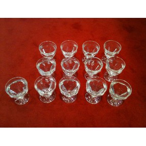 Service de douze verres à pied " Baccarat " 