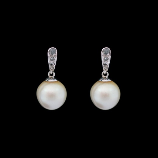 Boucles d'oreilles pendantes or blanc, perles de culture et diamants