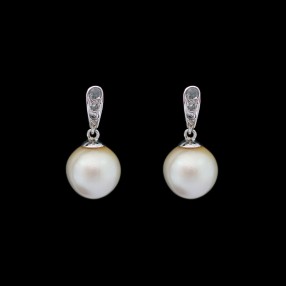 Boucles d'oreilles pendantes or blanc, perles de culture et diamants