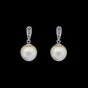 Boucles d'oreilles pendantes or blanc, perles de culture et diamants