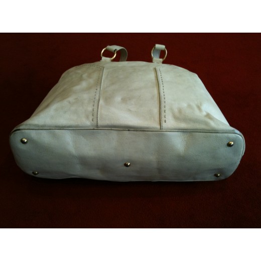 Sac Yves Saint Laurent porté main ou épaule.