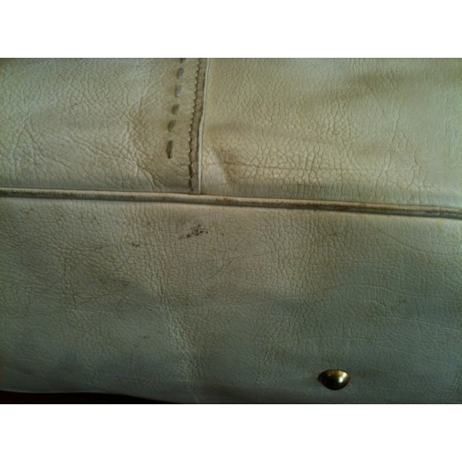 Sac Yves Saint Laurent porté main ou épaule.
