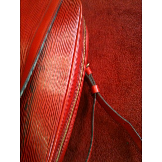 Sac Louis Vuitton en cuir épi rouge
