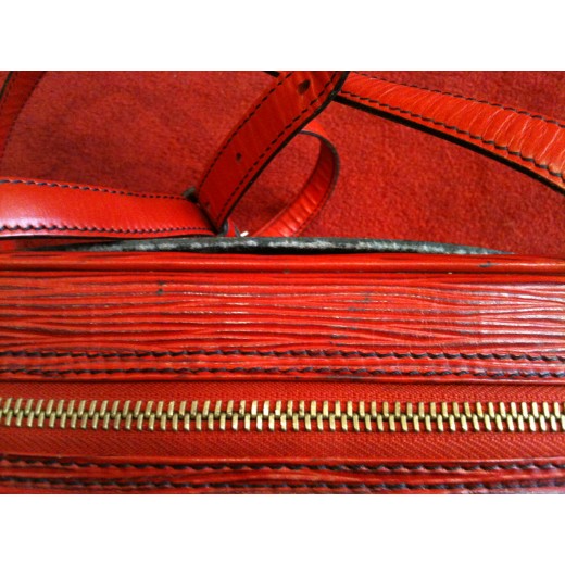 Sac Louis Vuitton en cuir épi rouge