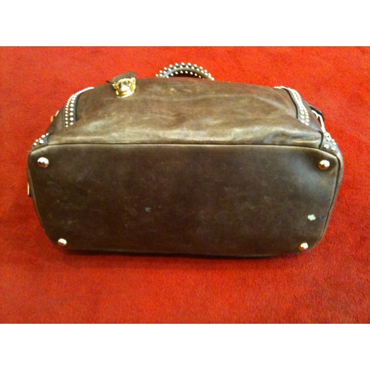 Sac Prada clouté porté main