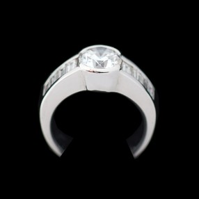 Bague moderne diamant central de 2,35 carats en or blanc