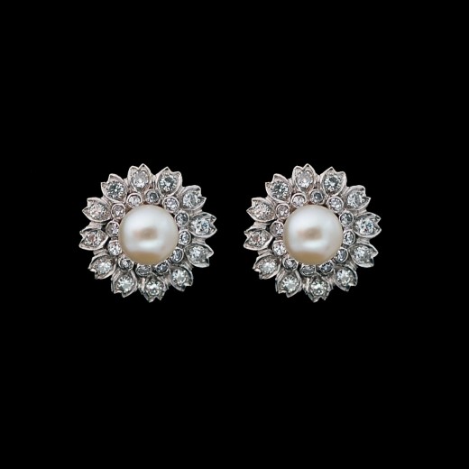 Boucles d’oreilles en or blanc, diamants et perles